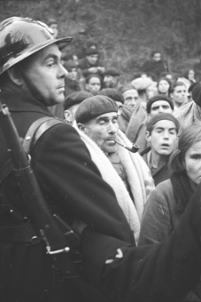 Spanische Flüchtlinge werden vom Militär und der Polizei angehalten