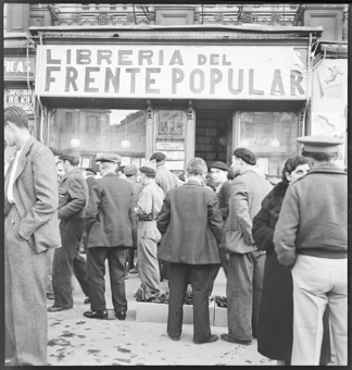 Menschen vor einem Lokal der «Frente Popular»