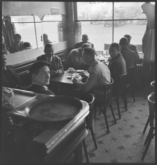 Spanischer Bürgerkrieg, Versorgung von Auslandschweizern mit Lebensmitteln und Hilfsgütern [gehört zur Reportage «750 Landsleute erhalten zu Essen», in: Berner Woche, 17. Dezember 1938]