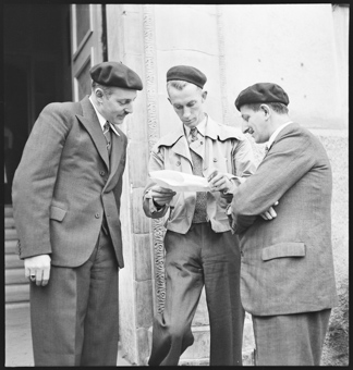 Ankunft der Lastwagen mit Lebensmitteln vor der Schweizerschule, Ernst Risch (l.) 