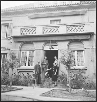 Adolf Gonzenbach (l.) und Ernst Risch (2. v. l.) vor der Privatvilla «Torré», die Gaissert gehört