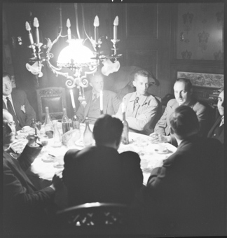 In der Privatvilla «Torré» von Gaissert, Schweizer Beigleitmanschaft der Lebensmittellieferung, sitzend am Tisch, Ernst Risch (2. v. r.)
