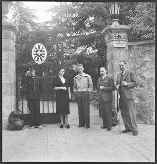 Die Schweizer Legation in Spanien nach dem Umzug nach Barcelona, 1938, Ernst Risch (r.) und Adolf Gonzenbach (2. v. r.) vor der Einfahrt zur Privatvilla «Torré», die Gaissert gehört
