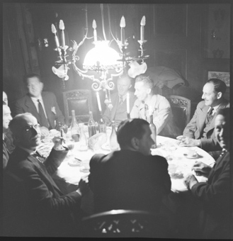 In der Privatvilla «Torré» von Gaissert, Schweizer Beigleitmanschaft der Lebensmittellieferung, sitzend am Tisch, Ernst Risch (2. v. r.)