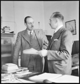 Adolf Gonzenbach (r.) mit Ernst Risch in seinem Büro