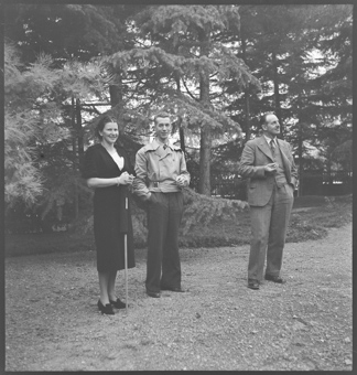 Im Garten der Privatvilla «Torré» von Gaissert, Ernst Risch (r.)