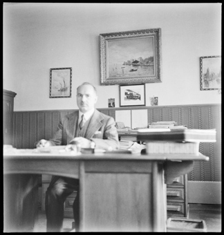 Adolf Gonzenbach in seinem Büro