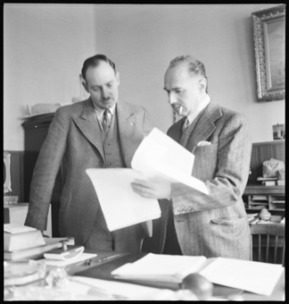 Adolf Gonzenbach (re.) mit Ernst Risch in seinem Büro