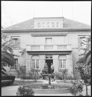 Adolf Gonzenbach (l.) und Ernst Risch (2. v. l.) vor der Privatvilla «Torré», die Gaissert gehört