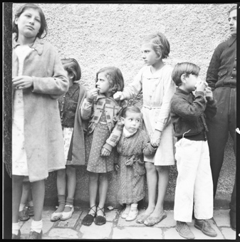Ankunft der Lastwagen, mit Lebensmitteln, vor der Schweizerschule