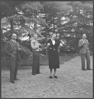 Im Garten der Privatvilla «Torré» von Gaissert, Ernst Risch (r.) und Adolf Gonzenbach (l.)