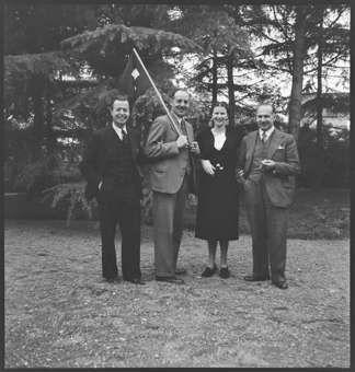 Im Garten der Privatvilla «Torré» von Gaissert, Paul Senn (l.), Ernst Risch (2. v. l.) und Adolf Gonzenbach (r.)