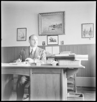 Adolf Gonzenbach in seinem Büro