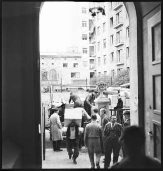 Ankunft der Lastwagen, mit Lebensmitteln, vor der Schweizerschule