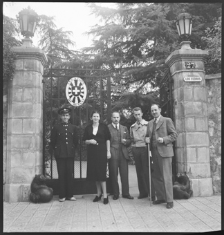 Die Schweizer Legation in Spanien nach dem Umzug nach Barcelona, 1938, Ernst Risch (r.) und Adolf Gonzenbach (2. v. r.) vor der Einfahrt zur Privatvilla «Torré», die Gaissert gehört