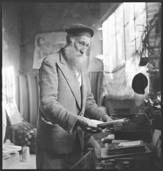 Aristide Maillol in seinem Atelier in Banyuls-sur-Mer, Südfrankreich [gehört zur Reportage «Aristide Maillol», in: Schweizer Illustrierte Zeitung, 1. April 1942]