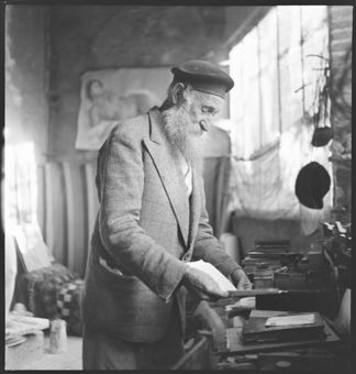 Aristide Maillol in seinem Atelier in Banyuls-sur-Mer, Südfrankreich [gehört zur Reportage «Aristide Maillol», in: Schweizer Illustrierte Zeitung, 1. April 1942]