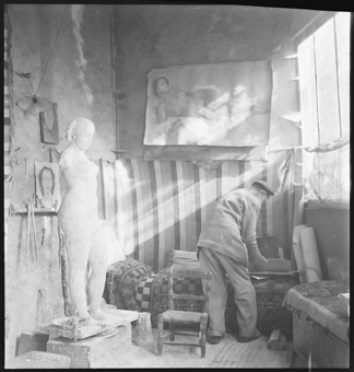 Aristide Maillol in seinem Atelier in Banyuls-sur-Mer, Südfrankreich [gehört zur Reportage «Aristide Maillol», in: Schweizer Illustrierte Zeitung, 1. April 1942]