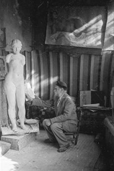 Aristide Maillol in seinem Atelier in Banyuls-sur-Mer, Südfrankreich [gehört zur Reportage «Aristide Maillol», in: Schweizer Illustrierte Zeitung, 1. April 1942]