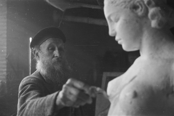Aristide Maillol in seinem Atelier in Banyuls-sur-Mer, Südfrankreich [gehört zur Reportage «Aristide Maillol», in: Schweizer Illustrierte Zeitung, 1. April 1942]