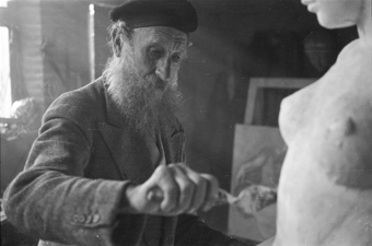 Aristide Maillol in seinem Atelier in Banyuls-sur-Mer, Südfrankreich [gehört zur Reportage «Aristide Maillol», in: Schweizer Illustrierte Zeitung, 1. April 1942]