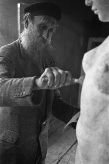 Aristide Maillol in seinem Atelier in Banyuls-sur-Mer, Südfrankreich [gehört zur Reportage «Aristide Maillol», in: Schweizer Illustrierte Zeitung, 1. April 1942]