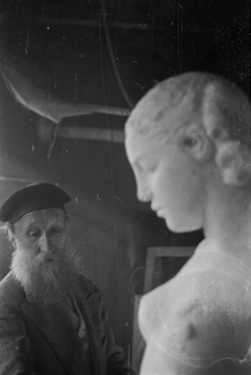 Aristide Maillol in seinem Atelier in Banyuls-sur-Mer, Südfrankreich [gehört zur Reportage «Aristide Maillol», in: Schweizer Illustrierte Zeitung, 1. April 1942]