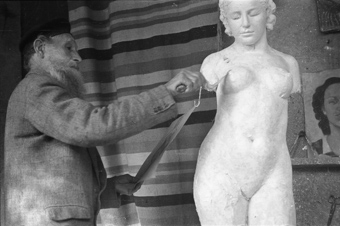 Aristide Maillol in seinem Atelier in Banyuls-sur-Mer, Südfrankreich [gehört zur Reportage «Aristide Maillol», in: Schweizer Illustrierte Zeitung, 1. April 1942]