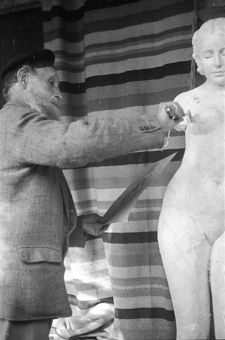 Der französische Bildhauer Aristide Maillol (1861-1944)
