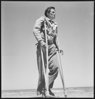 Soldat, an Krücken, am Strand