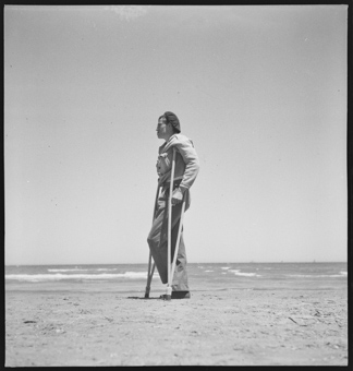 Soldat, an Krücken, am Strand