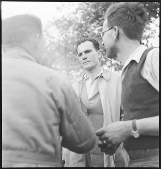 Rodolfo Olgiati (Mitte), Sekretär des Internationalen Zivildienstes, und Karl Ketterer (rechts). Olgiati leitete den gesamten schweizerischen Evakuiertentransport zwischen Madrid und Valencia
