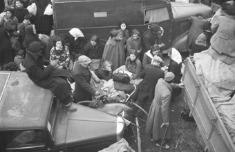 Spanische Flüchtlinge vor dem «Automobile Club De France»