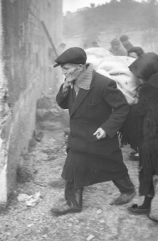 Älterer Mann läuft zu einer Ruine, bei Le Perthus