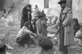 Spanische Flüchtlinge vor einer Ruine bei Le Perthus