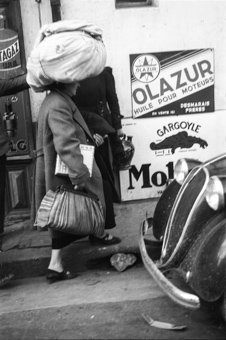 Eine Frau mit Gepäck auf dem Kopf auf der Strasse von Le Perthus