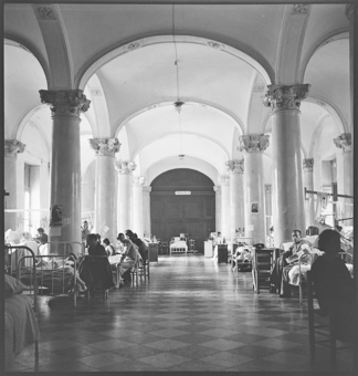 Improvisiertes Spital in einem kirchenähnlichem Gebäude