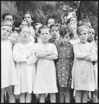 Flüchtlingskinder singen, stehend