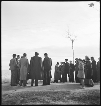 Eine Gruppe von Schweizern, die in der internationalen Brigade gekämpft haben, warten in einem katalanischem Städtchen auf die Heimkehr