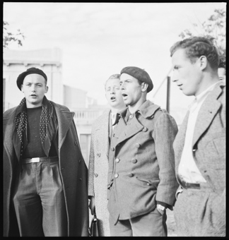 Eine Gruppe von Schweizern, die in der internationalen Brigade gekämpft haben, warten in einem katalanischem Städtchen auf die Heimkehr