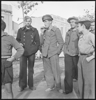 Eine Gruppe von Schweizern, die in der internationalen Brigade gekämpft haben, warten in einem katalanischem Städtchen auf die Heimkehr