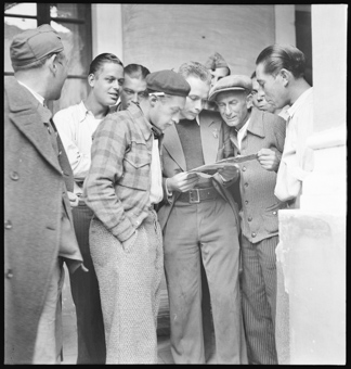 Eine Gruppe von Schweizern, die in der internationalen Brigade gekämpft haben, warten in einem katalanischem Städtchen auf die Heimkehr