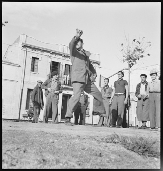 Eine Gruppe von Schweizern, die in der internationalen Brigade gekämpft haben, warten in einem katalanischem Städtchen auf die Heimkehr