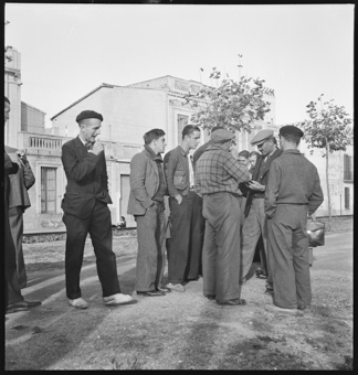 Eine Gruppe von Schweizern, die in der internationalen Brigade gekämpft haben, warten in einem katalanischem Städtchen auf die Heimkehr