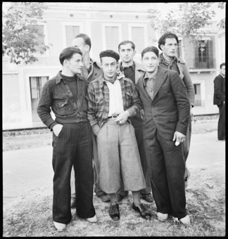 Eine Gruppe von Schweizern, die in der internationalen Brigade gekämpft haben, warten in einem katalanischem Städtchen auf die Heimkehr