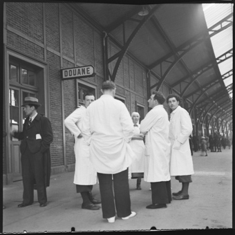 Ärzte auf dem Bahnsteg
