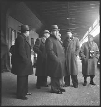 Männer und ein Fotograf auf dem Bahnsteig in Cerbère