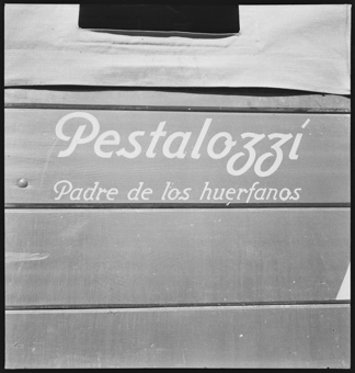 Ein «Ayuda Suiza»-Wagen (bez. «Pestalozzi»)