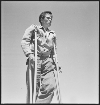 Soldat, an Krücken, am Strand