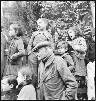 Ankunft der Lastwagen, mit Lebensmitteln, vor der Schweizerschule